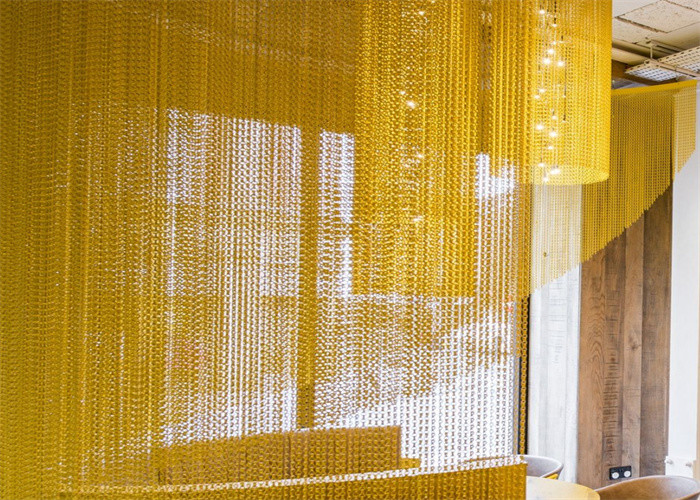 Colore dorato delle tende di alluminio del collegamento a catena della decorazione del soffitto