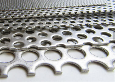 La maglia perforata dell'acciaio inossidabile riveste intorno a a forma di facile del foro quadrato installa
